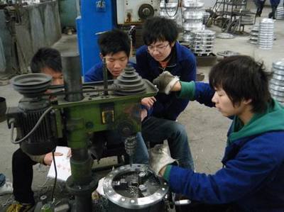 機(jī)械工程系學(xué)生在校辦工廠開(kāi)展機(jī)械制造生產(chǎn)性實(shí)訓(xùn)